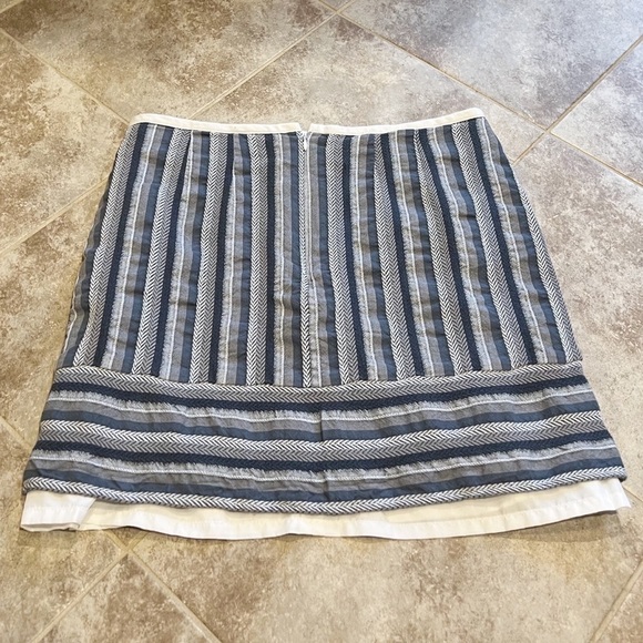 🆕 LOFT striped mid rise mini skirt gray white lined lightweight size 8 - Picture 3 of 10